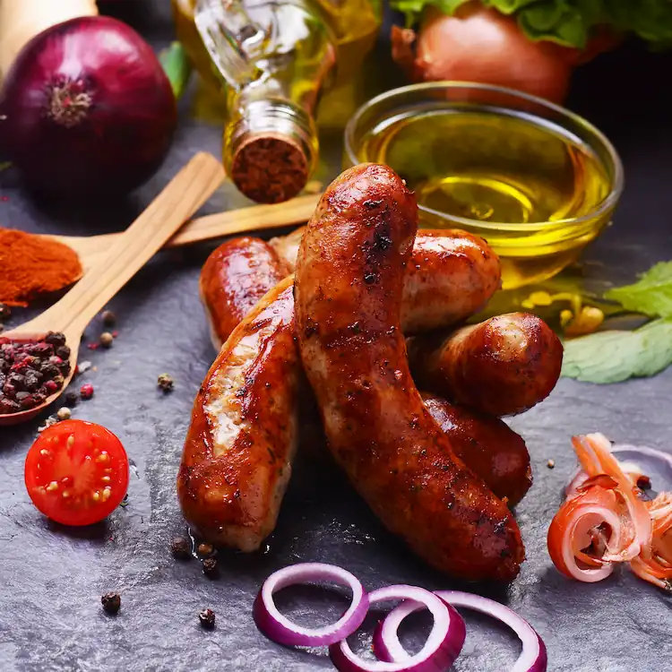 Salchichas doradas a la parrilla con especias y aceite, aplicación del antioxidante en cárnicos