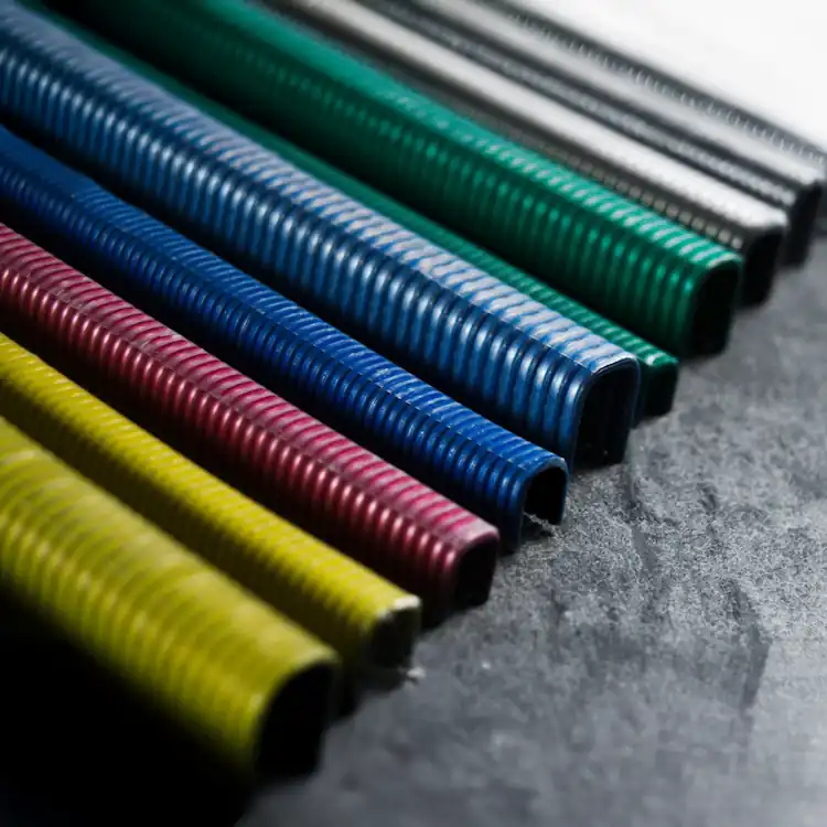 Carriles de clips para embutido en varios colores, vistos de cerca