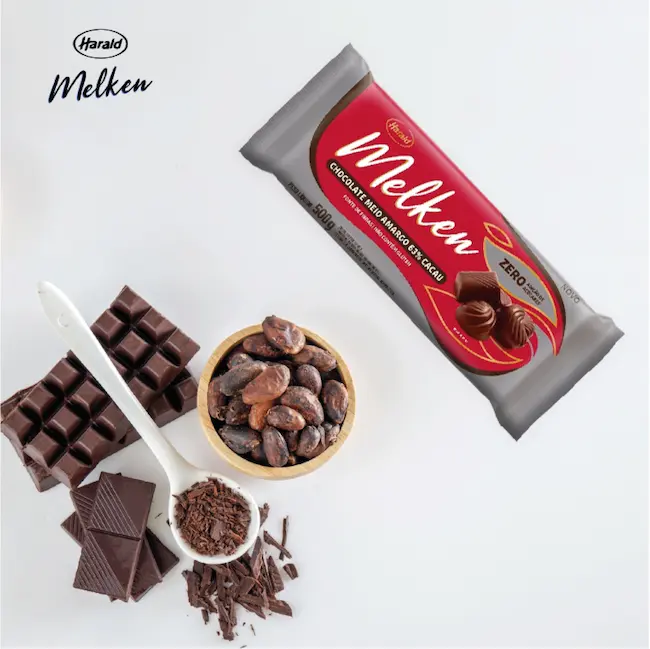 Barra de cobertura Harald Melken Zero junto a chocolate en trozos y cacao en grano
